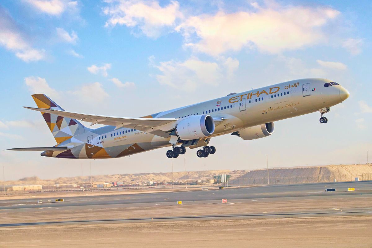 Book a flight with Etihad Airways on the Botim app Book a flight with Etihad Airways on the Botim app
