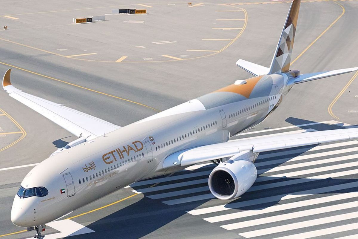 Etihad Airways Etihad Airways plane on the runway