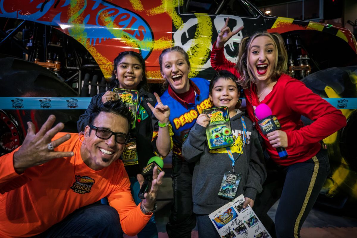 Hot-Wheels-Monster-Trucks Hot Wheels Monster Trucks Live Glow Party