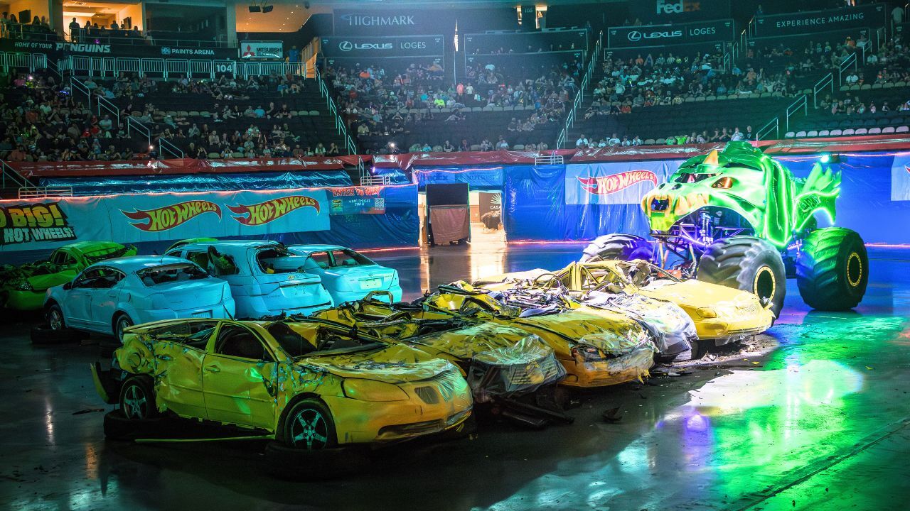 hot wheels (2) Hot Wheels Monster Trucks glow n fire